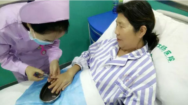 护士给患者剪指甲