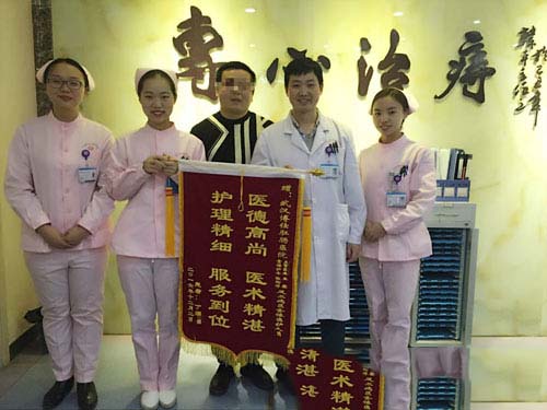 康复后的丁先生与王黎主任及医护人员合影