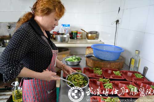 罗阿姨正忙着准备午餐